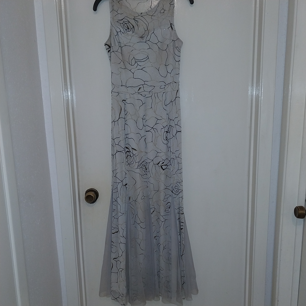 Elegant Floral Maxi Dress in Gray